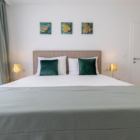 Villa Smaragd - Lapis - Luxury Apartment With Shared Pool Makarska Dış mekan fotoğraf