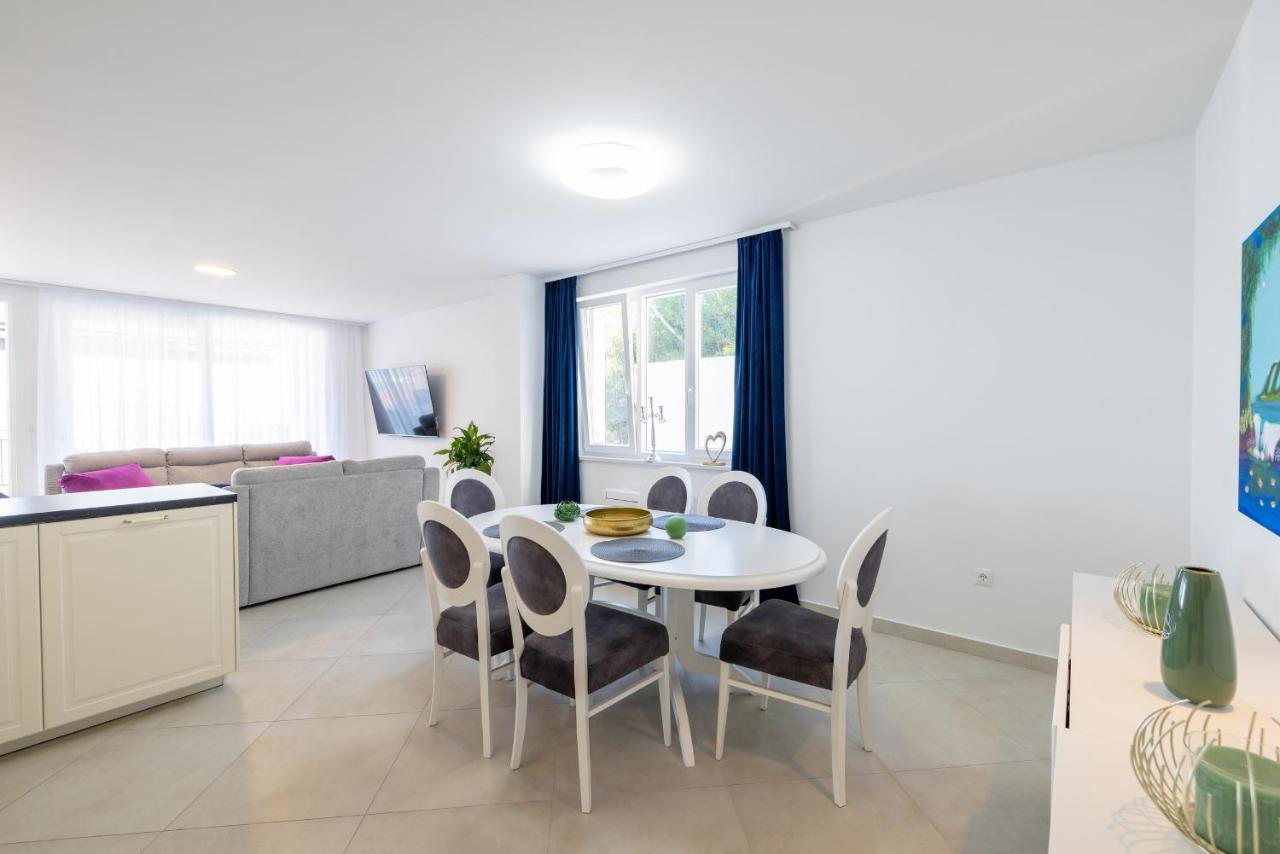 Villa Smaragd - Lapis - Luxury Apartment With Shared Pool Makarska Dış mekan fotoğraf